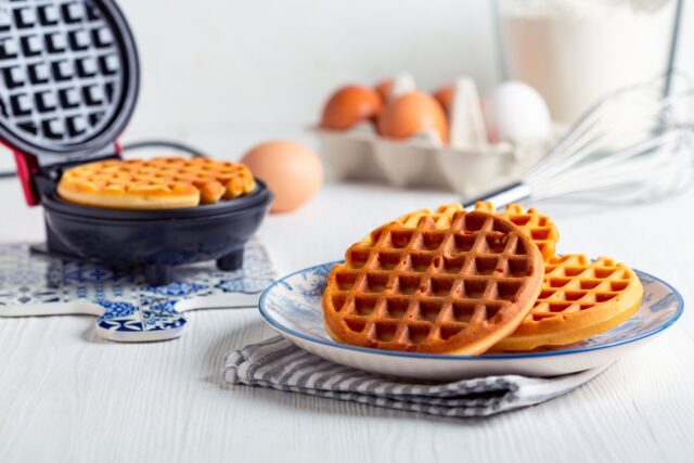 homemade,belgian,mini,waffles,in,a,waffle,iron,,selective,focus.